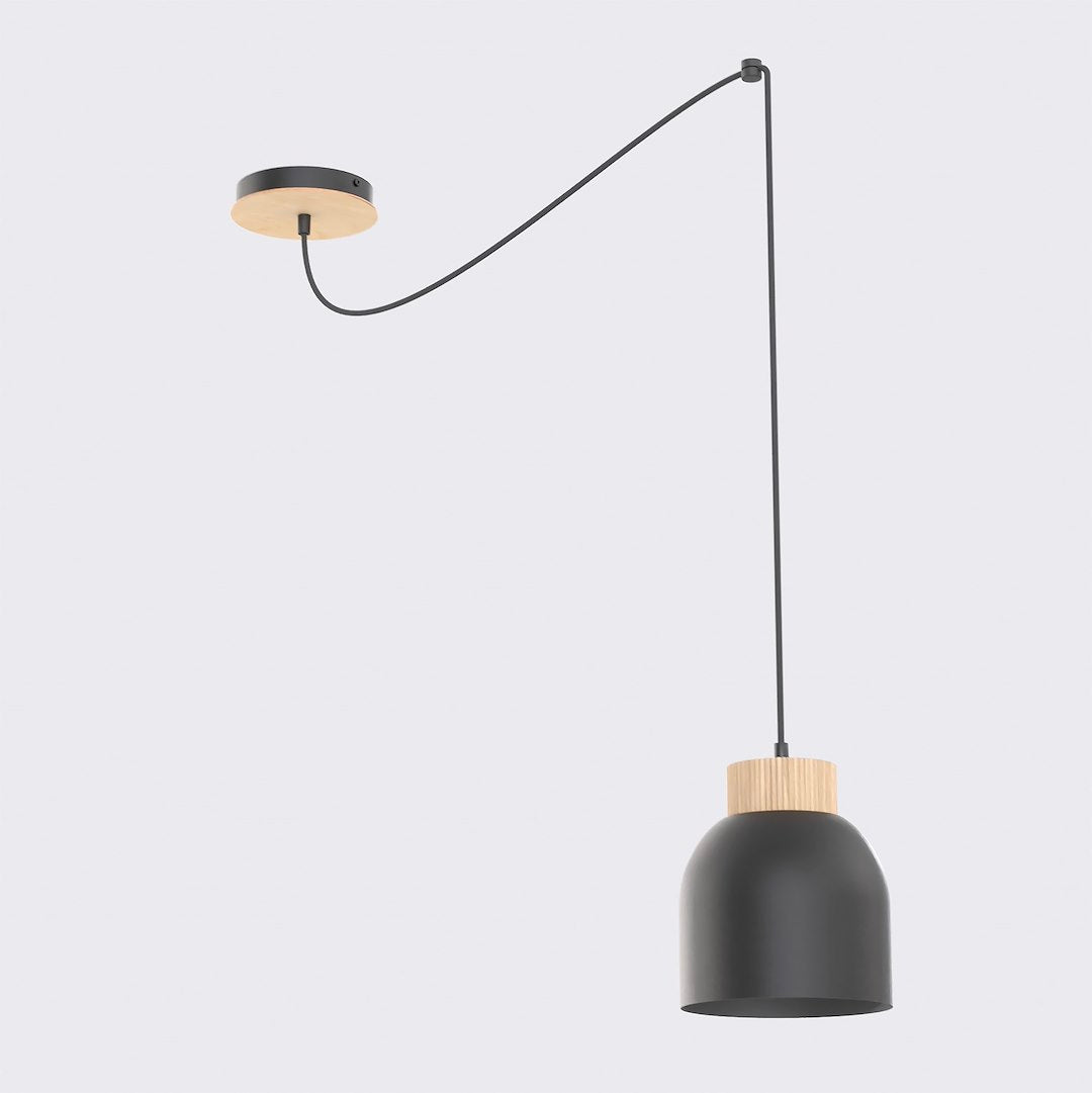 Zwarte hanglamp met matte stalen kap en houten ring, opgehangen aan een lang snoer met houten plafondplaat
