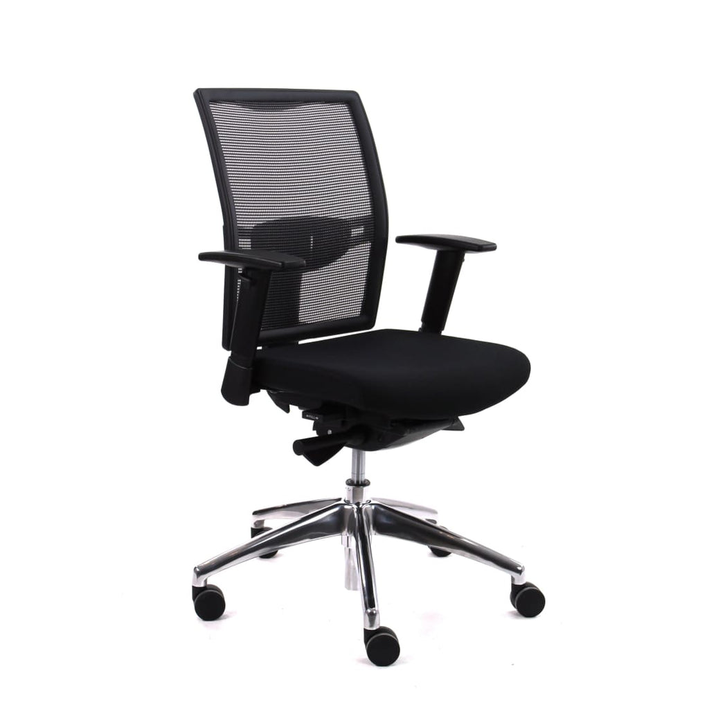 Zwarte ergonomische bureaustoel met mesh rugleuning, verstelbare armleuningen en aluminium kruisvoet op zwenkwielen