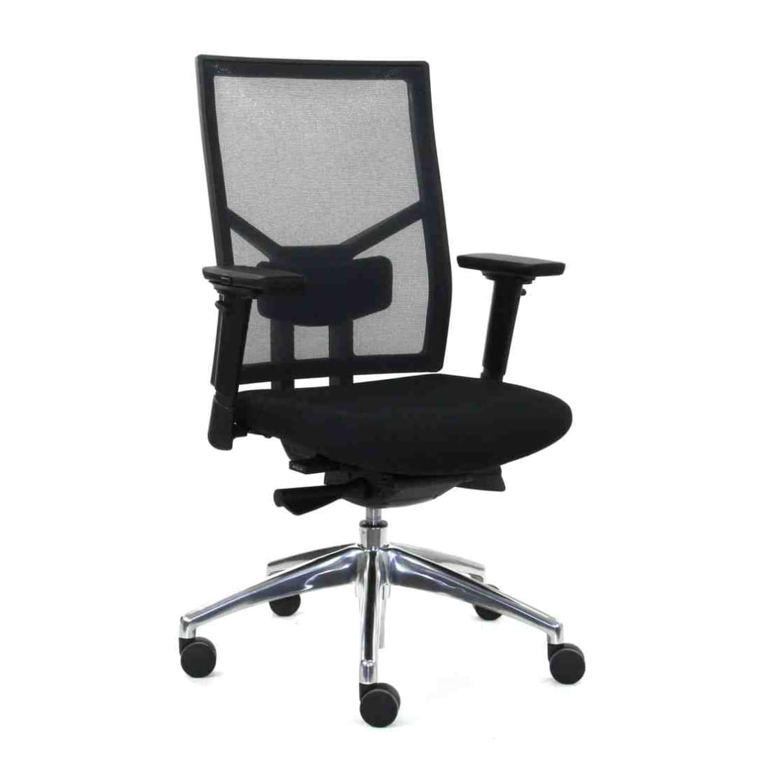 Zwarte ergonomische bureaustoel met mesh rugleuning, instelbare armleggers en aluminium onderstel op wielen