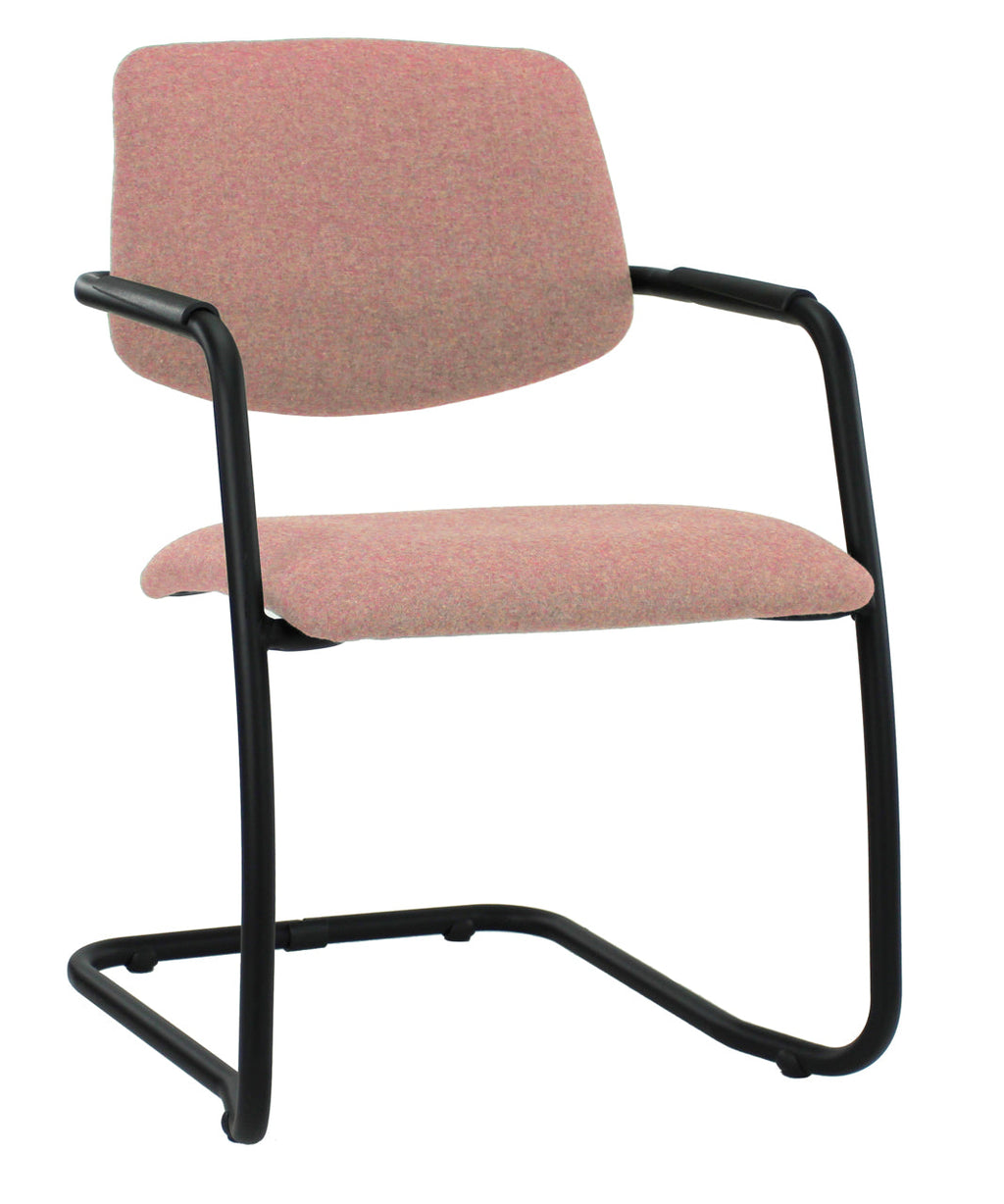 Vergaderstoel wolvilt X5 sledeframe zachtroze, zwart frame, met armleuningen – 82,5 x 56 x 60 cm