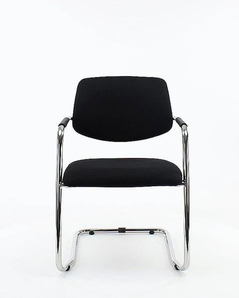 Vergaderstoel sledeframe wolvilt lichtbruin met zwart frame en armleuningen, 82,5 x 56 x 60 cm