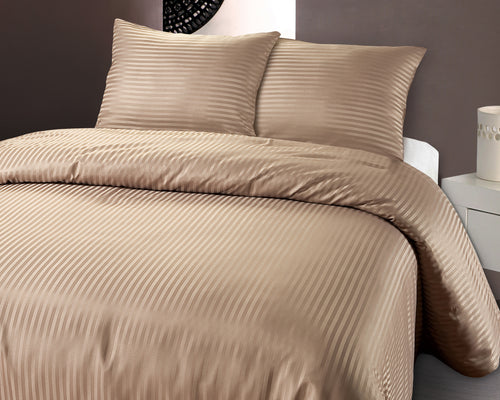 Taupe dekbedovertrek met fijne hotelstrepen en twee bijpassende kussens op een opgemaakt bed