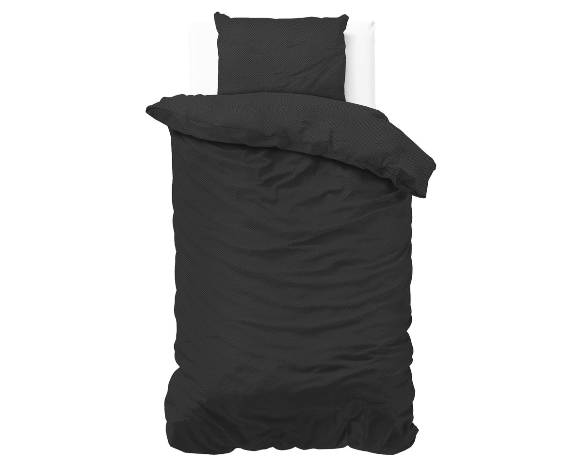Zwart dekbedovertrek met bijpassende kussensloop op een eenpersoonsbed
