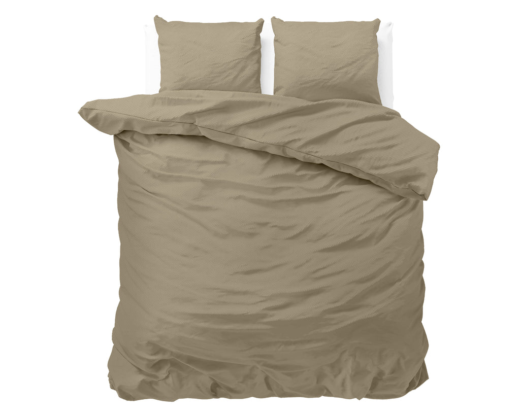Taupe dekbedovertrek met twee bijpassende kussens op een bed, met omgeslagen rand die de binnenzijde laat zien