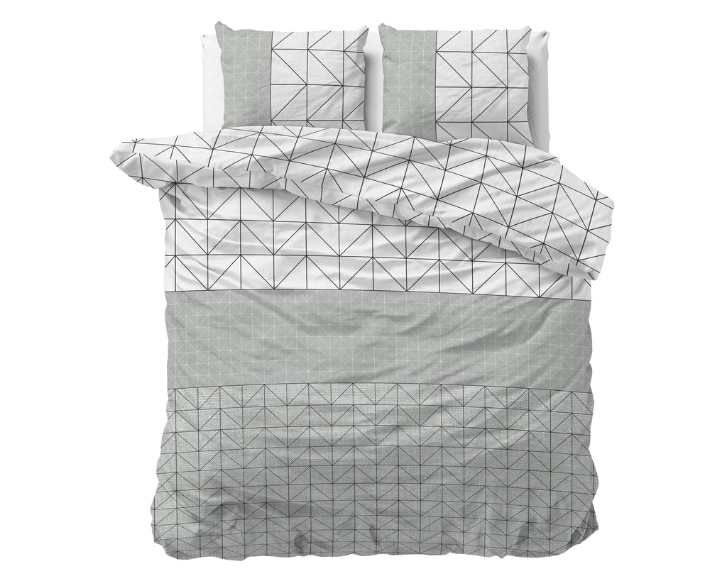 Dekbedovertrek met geometrische print in grijs en wit met zwarte lijnen, met twee bijpassende kussens op een bed