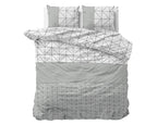 Dekbedovertrek met geometrische print in grijs en wit met zwarte lijnen, met twee bijpassende kussens op een bed