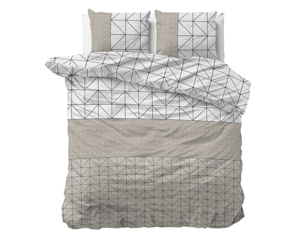 Opgemaakt bed met dekbedovertrek en twee kussens met geometrisch dessin in taupe, wit en zwarte lijnen