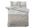 Opgemaakt bed met dekbedovertrek en twee kussens met geometrisch dessin in taupe, wit en zwarte lijnen