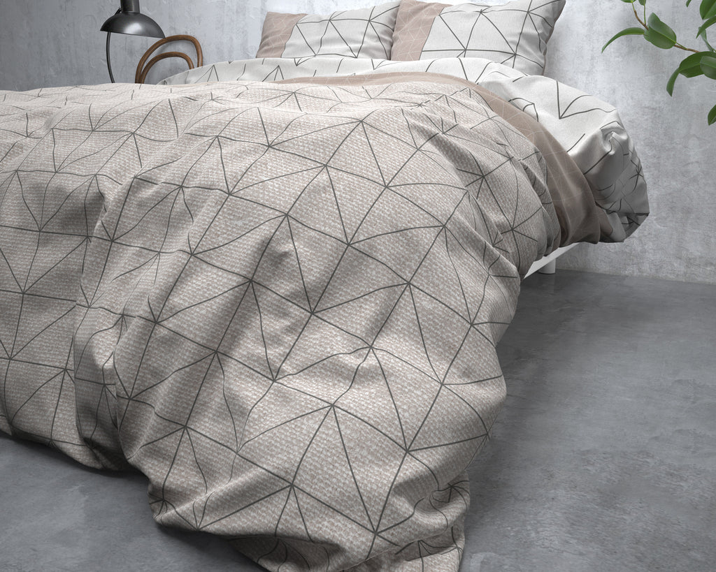 Dekbedovertrek flanel Gino geometrisch dessin taupe 240 x 220 cm, met 2 kussenslopen 60 x 70 cm