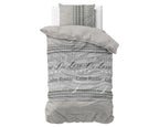 Grijs dekbedovertrek met tekstprint Residence De Luxe en Calm Rustic Feeling, met bijpassende kussensloop op een bed