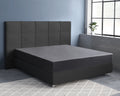 Antraciet satijnen hoeslaken op een boxspring met donker gestoffeerd hoofdbord voor een blauwe muur