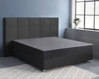 Antracietkleurig satijnen hoeslaken op een boxspring met gestoffeerd hoofdbord in een blauwgrijze slaapkamer