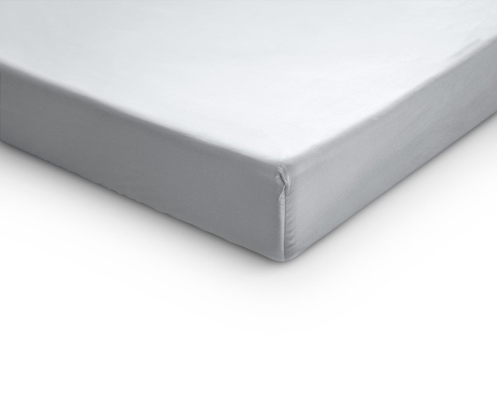 Wit hoeslaken van katoensatijn strak om de hoek van een topper of matras