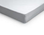 Hoek van een matras of topper met wit topper hoeslaken van katoensatijn en elastische rand
