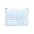 Wit rechthoekig hoofdkussen met blauw ruitpatroon en blauwe bies langs de rand
