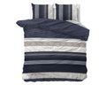 Marineblauw dekbedovertrek met grijs en beige Noors streeppatroon en twee bijpassende kussens op een bed