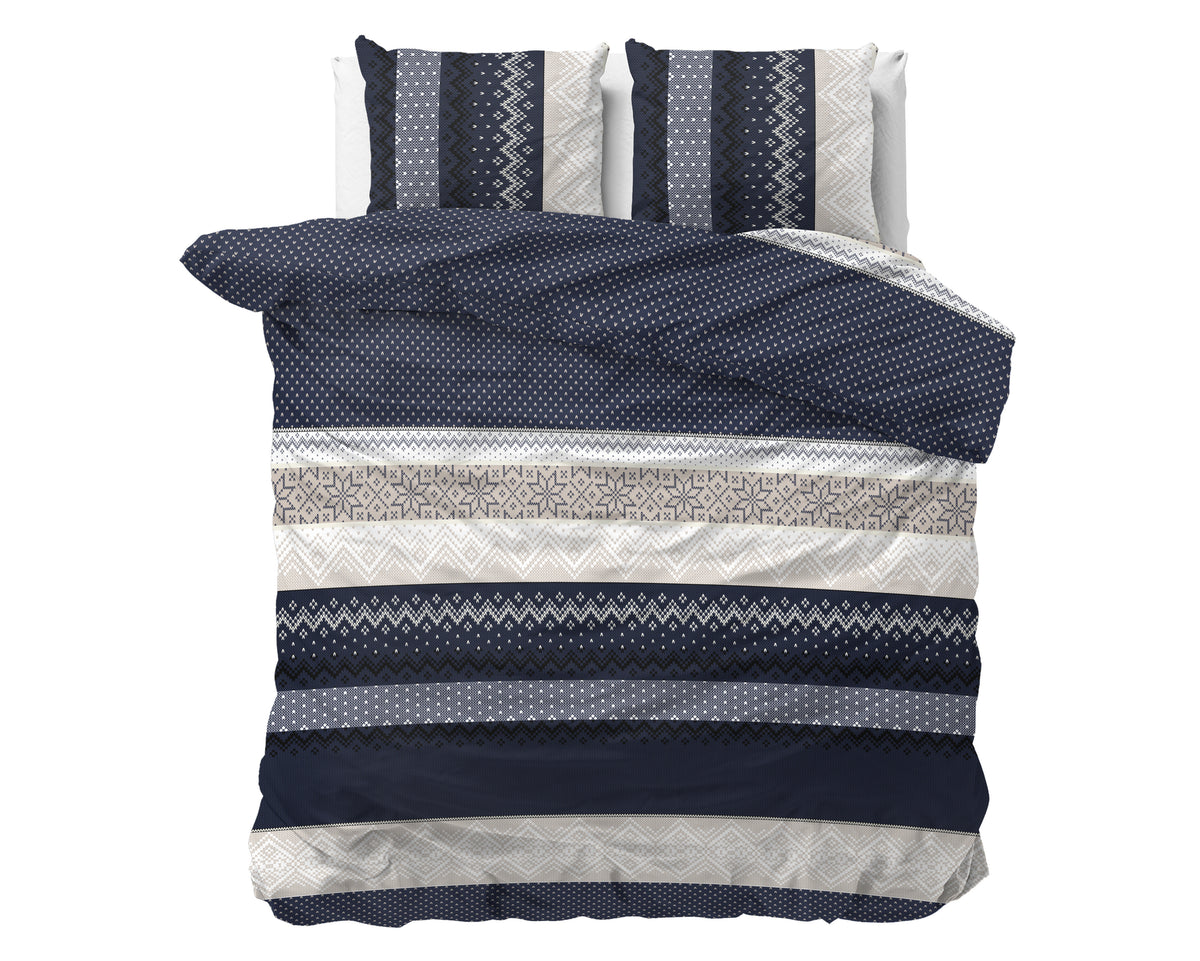 Marineblauw dekbedovertrek met grijs en beige Noors streeppatroon en twee bijpassende kussens op een bed