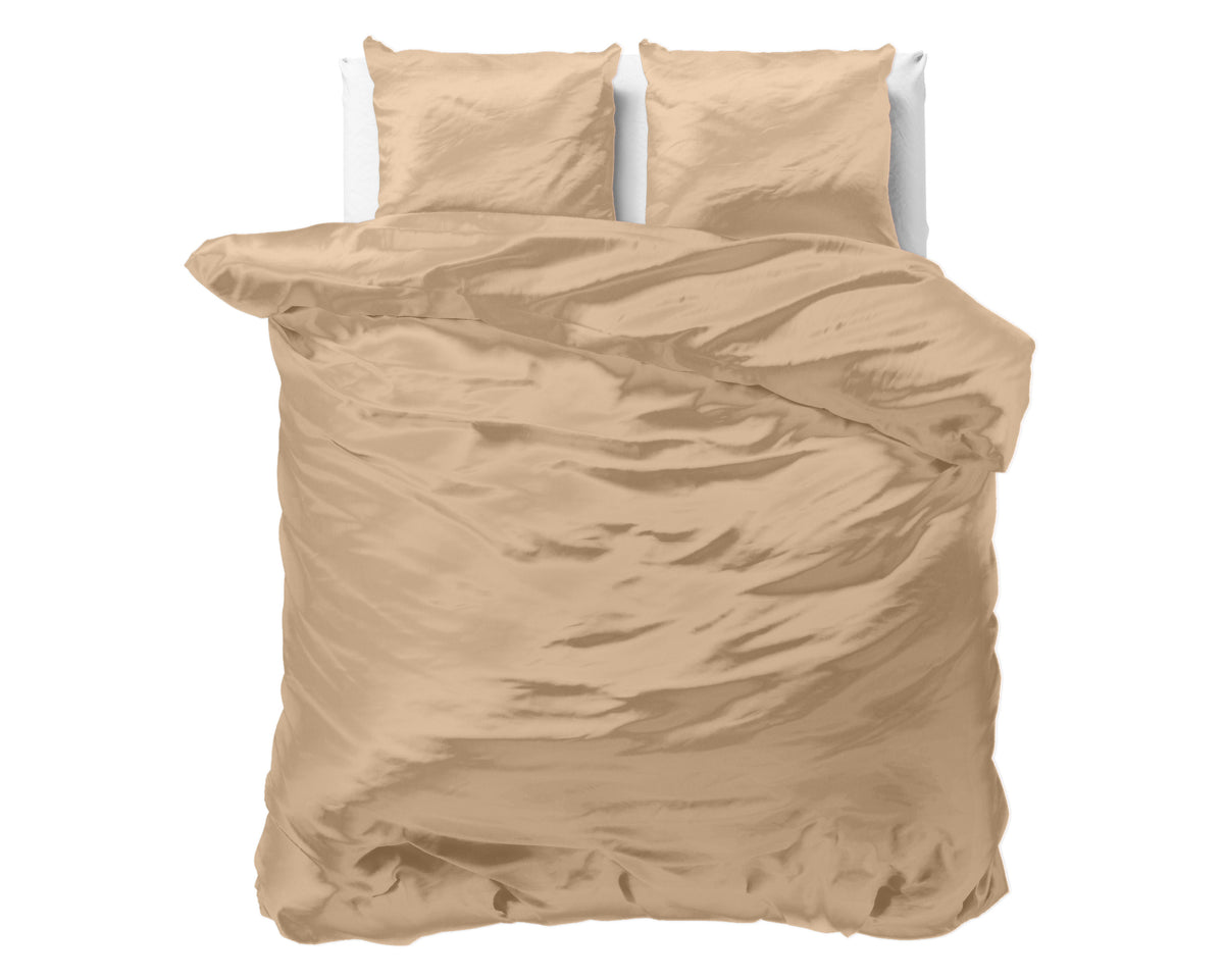 Opgemaakt bed met taupe dekbedovertrek van satijn en twee bijpassende kussens tegen een wit hoofdeinde