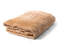 Opgevouwen beige fleecedeken met geëmbosseerd patroon langs de rand