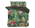 Bed met groen dekbedovertrek met tropische jungleprint, roze hibiscusbloemen en gouden bladeren, met twee kussens