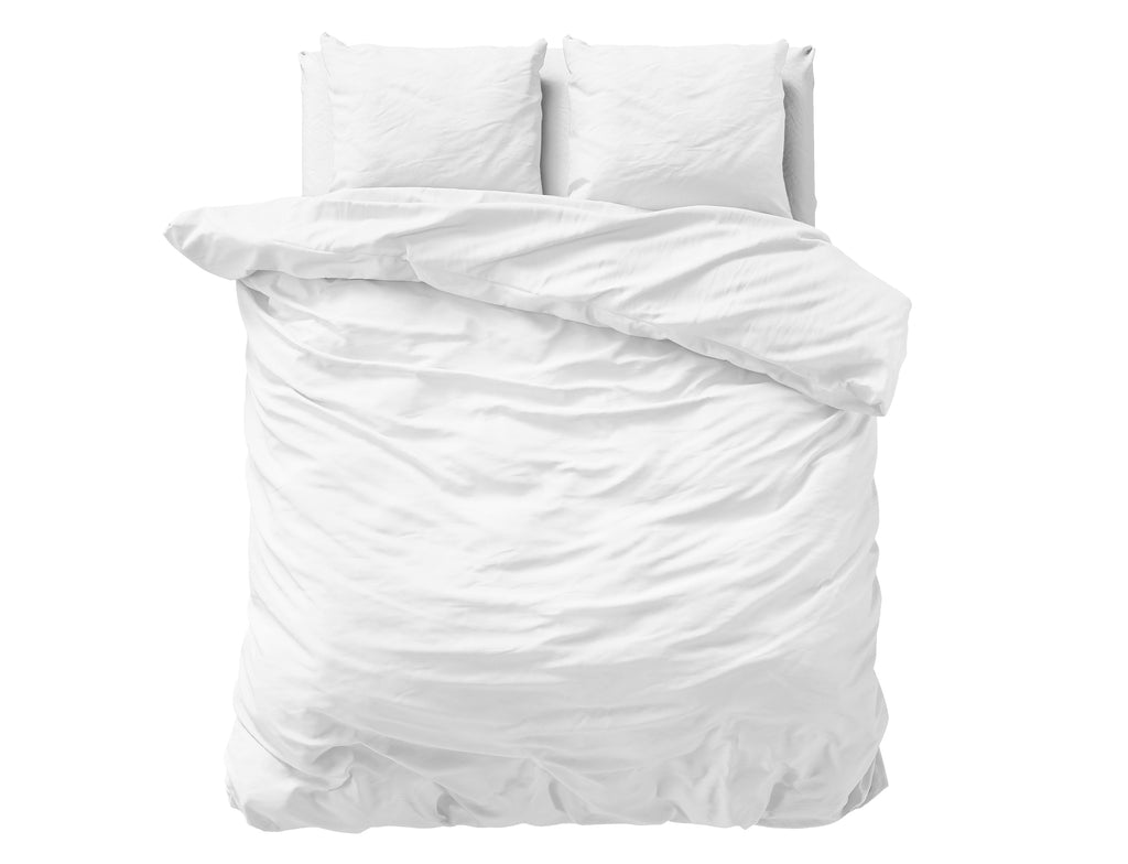 Wit effen dekbedovertrek van katoensatijn op een bed met twee bijpassende witte kussens