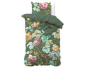 Olijfgroen dekbedovertrek met kussensloop en een print van roze, gele en mintgroene bloemen en bladeren op een bed