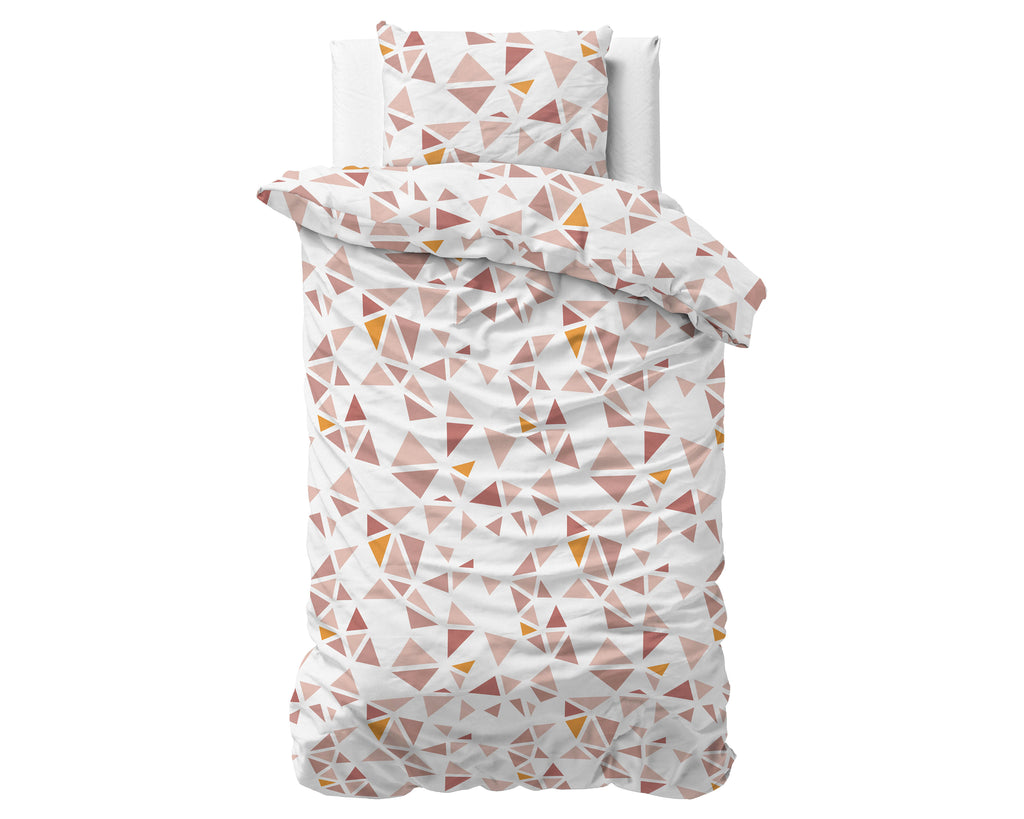 Wit dekbedovertrek met kussensloop en print van roze, terracotta en okerkleurige driehoeken op een bed