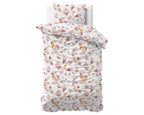 Wit dekbedovertrek met kussensloop en print van roze, terracotta en okerkleurige driehoeken op een bed