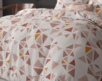 Dekbedovertrek micropercal Bella wit met roze driehoekenprint 140 x 220 cm, met kussenslopen 60 x 70 cm