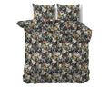 Zwart dekbedovertrek met kleurrijke bloemenprint op een bed, met twee bijpassende kussens