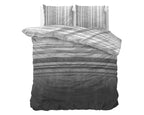 Grijs gestreept dekbedovertrek met kussenslopen op een bed, kleur loopt van lichtgrijs naar antraciet