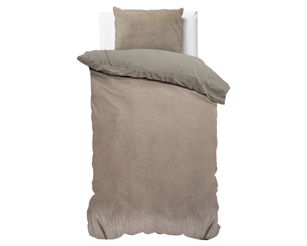 Taupe velvet dekbedovertrek met bijpassende kussensloop op een bed, omgeslagen dekbed zichtbaar