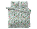 Groen dekbedovertrek met botanische print van bladeren, bloemen en vlinders, met twee bijpassende kussens op een bed