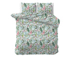 Groen dekbedovertrek met botanische print van bladeren, bloemen en vlinders, met twee bijpassende kussens op een bed