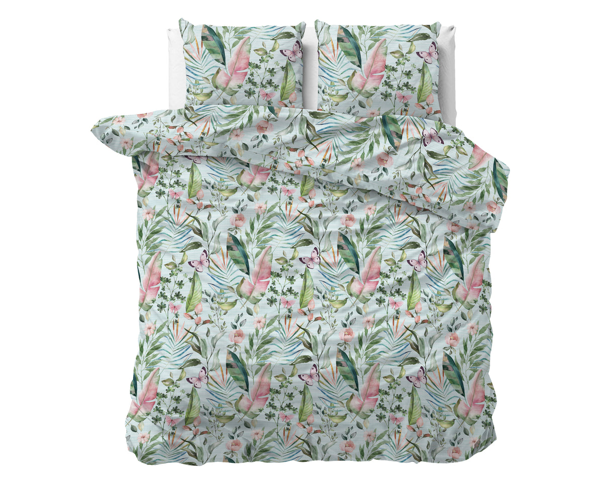 Groen dekbedovertrek met botanische print van bladeren, bloemen en vlinders, met twee bijpassende kussens op een bed