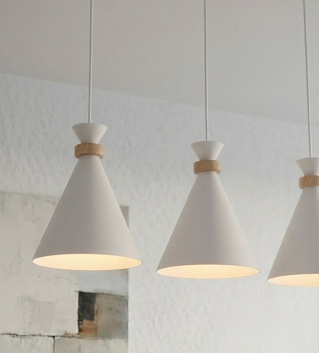 Hanglamp gepoedercoat staal en hout Scandinavisch wit met 3 fittingen E27, 78 cm breed, hoogte verstelbaar