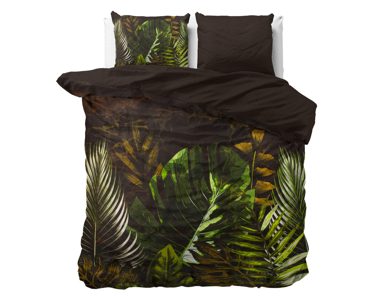Opgemaakt bed met taupe dekbedovertrek met groene en okerkleurige tropische bladprint en twee kussens