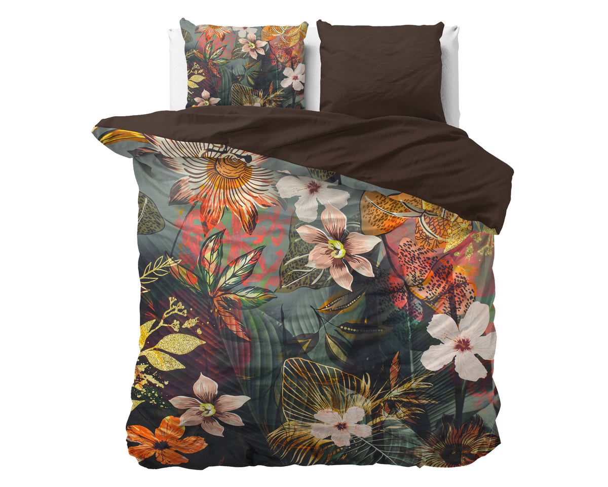 Dekbedovertrek met bloemenprint in groen, oranje en roze en effen bruine keerzijde, met twee kussens op een bed
