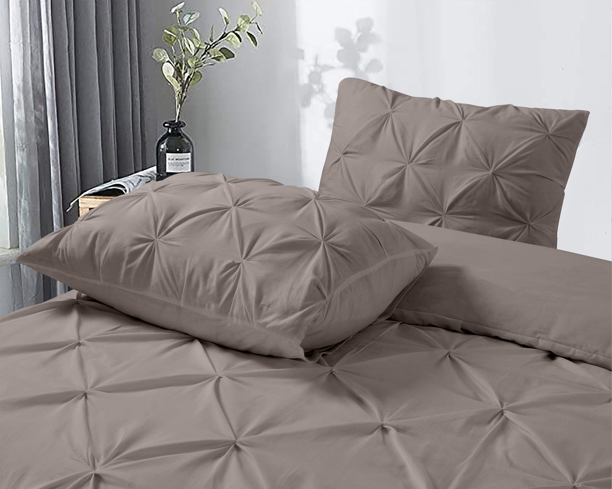 Dekbedovertrek katoen pintuck Salvador taupe 240 x 220 cm, met 2 kussenslopen 60 x 70 cm