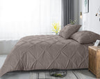 Dekbedovertrek katoen pintuck Salvador taupe 240 x 220 cm, met 2 kussenslopen 60 x 70 cm