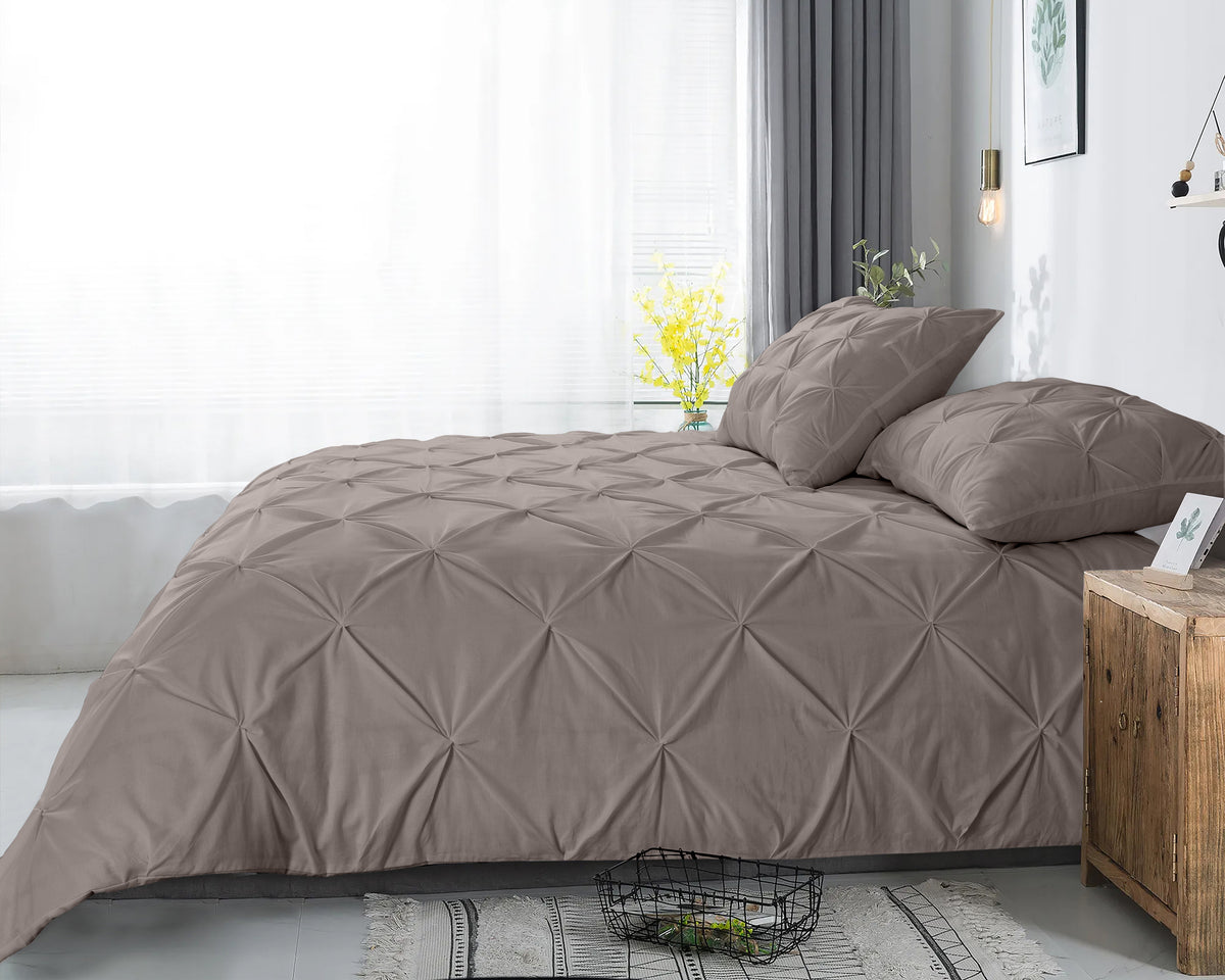 Dekbedovertrek katoen pintuck Salvador taupe 240 x 220 cm, met 2 kussenslopen 60 x 70 cm