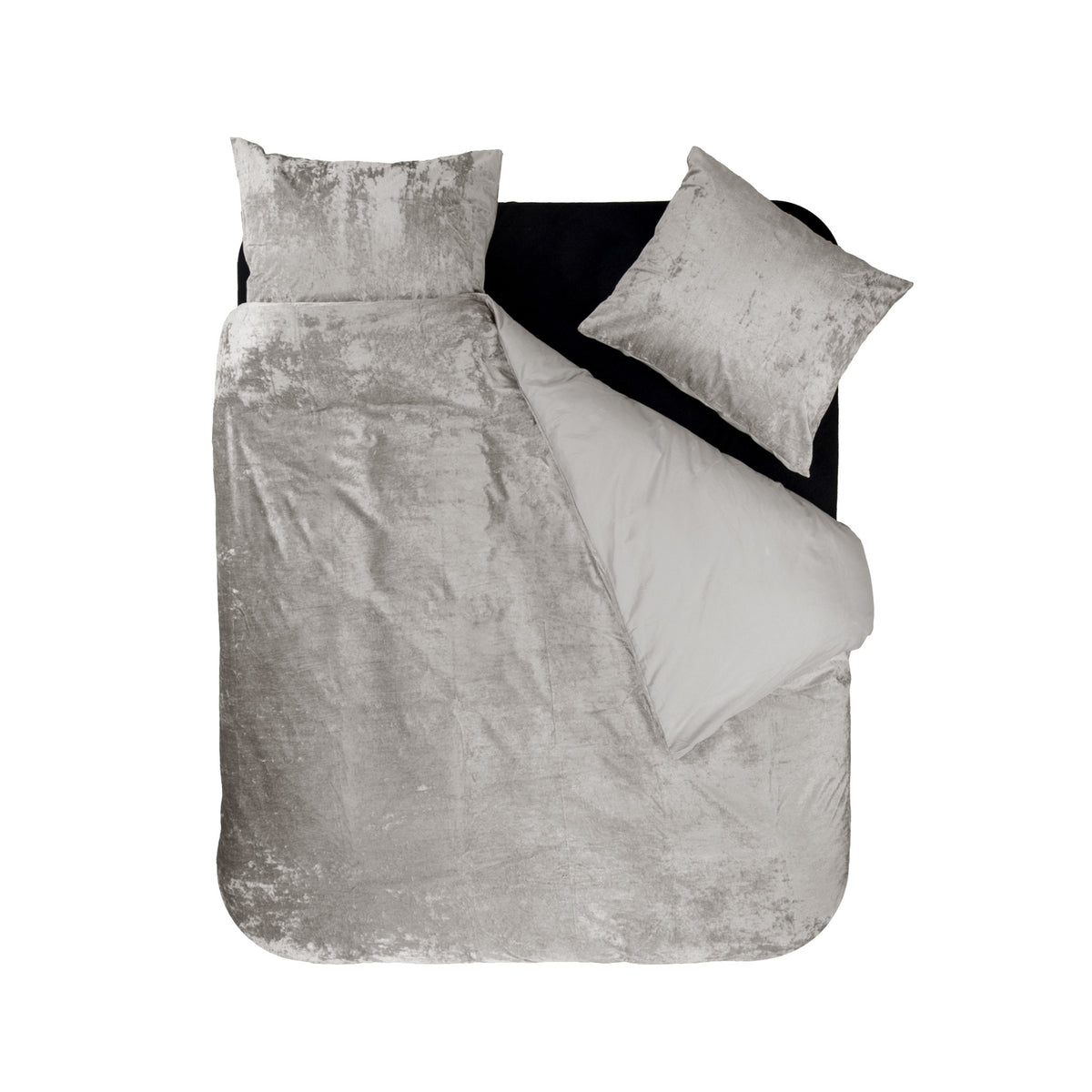 Dekbedovertrek van zandkleurig velvet met kristaleffect, deels teruggeslagen, met twee bijpassende kussens op een bed