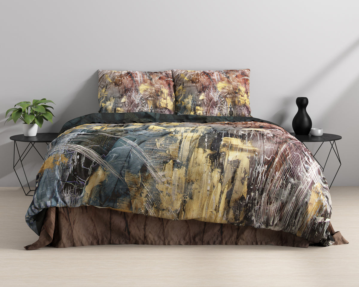 Bed met dekbedovertrek met marmerprint in goudgeel, grijsblauw en bruin, twee bijpassende kussens, zwarte bijzettafels