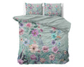 Dekbedovertrek Flore met kleurrijke bloemenprint op blauwgroene ondergrond, met twee bijpassende kussenslopen op een bed