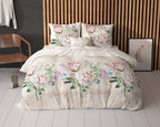Bed met beige dekbedovertrek met roze en paarse bloemenprint en tekst Lovely, voor een houten lamellenwand
