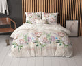 Bed met beige dekbedovertrek met roze pioenrozen, paarse hortensia's en de tekst Lovely, voor een houten lamellenwand