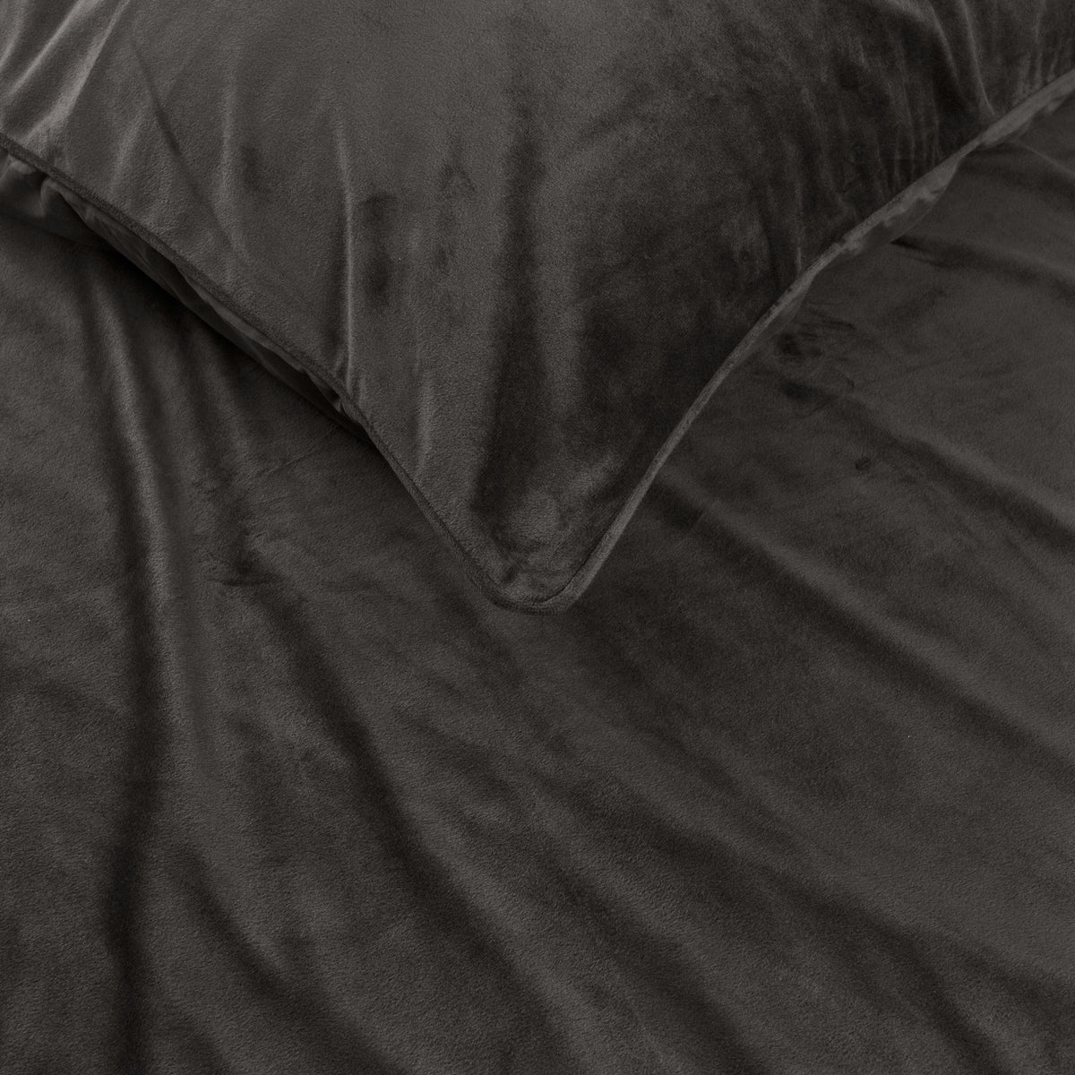 Dekbedovertrek fluweel microvezel taupe 200 x 220 cm, met kussenslopen en drukknopen