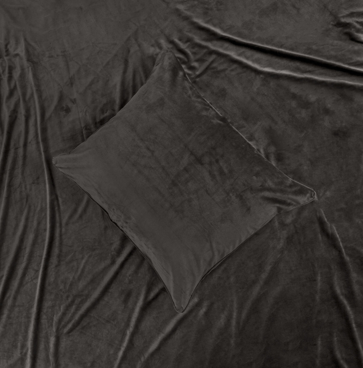 Dekbedovertrek fluweel microvezel taupe 200 x 220 cm, met kussenslopen en drukknopen