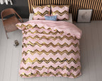 Roze dekbedovertrek met goudkleurige zigzagprint en bijpassende kussenslopen op een bed voor een houten latwand