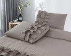 Dekbedovertrek percale katoen Cyprus taupe met ruches 140 x 220 cm, met kussensloop 60 x 70 cm